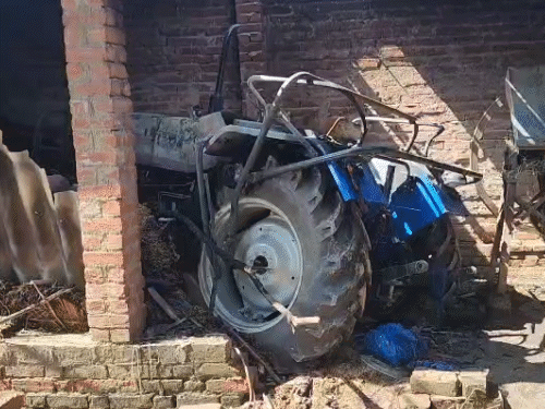 घर में लगी आग में मवेशी भी जिंदा जल गए। ट्रैक्टर का अगला हिस्सा जल गया।