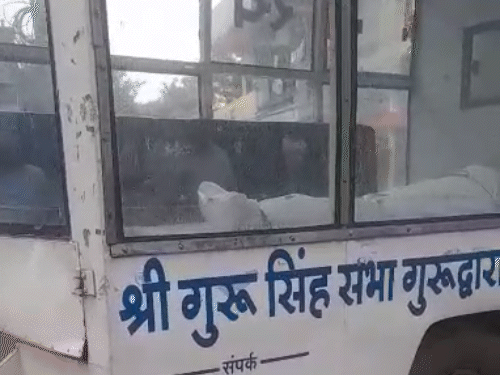 युवक की लाश को शव वाहन से ले जाया गया।