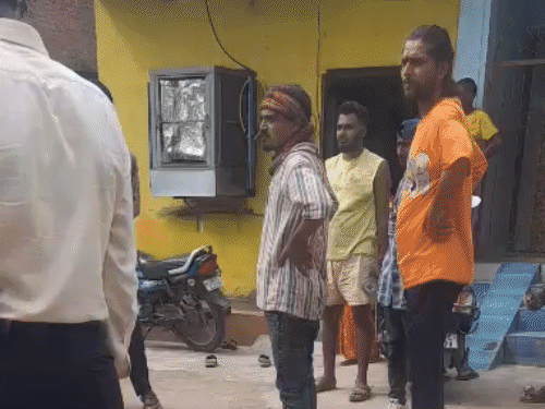 दुर्ग में अहिवारा इलाके स्थित मृतक के घर के पास लोगों की भीड़ जमा हो गई।