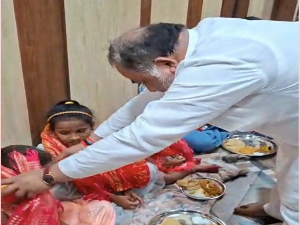 परिवहन मंत्री ने कन्या पूजन किया।