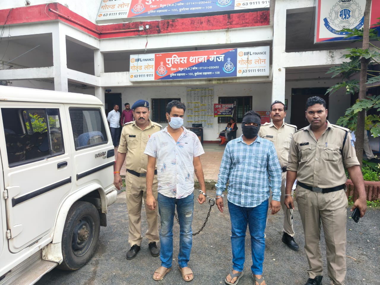 पुलिस ने आरोपियों को पकड़ लिया है।