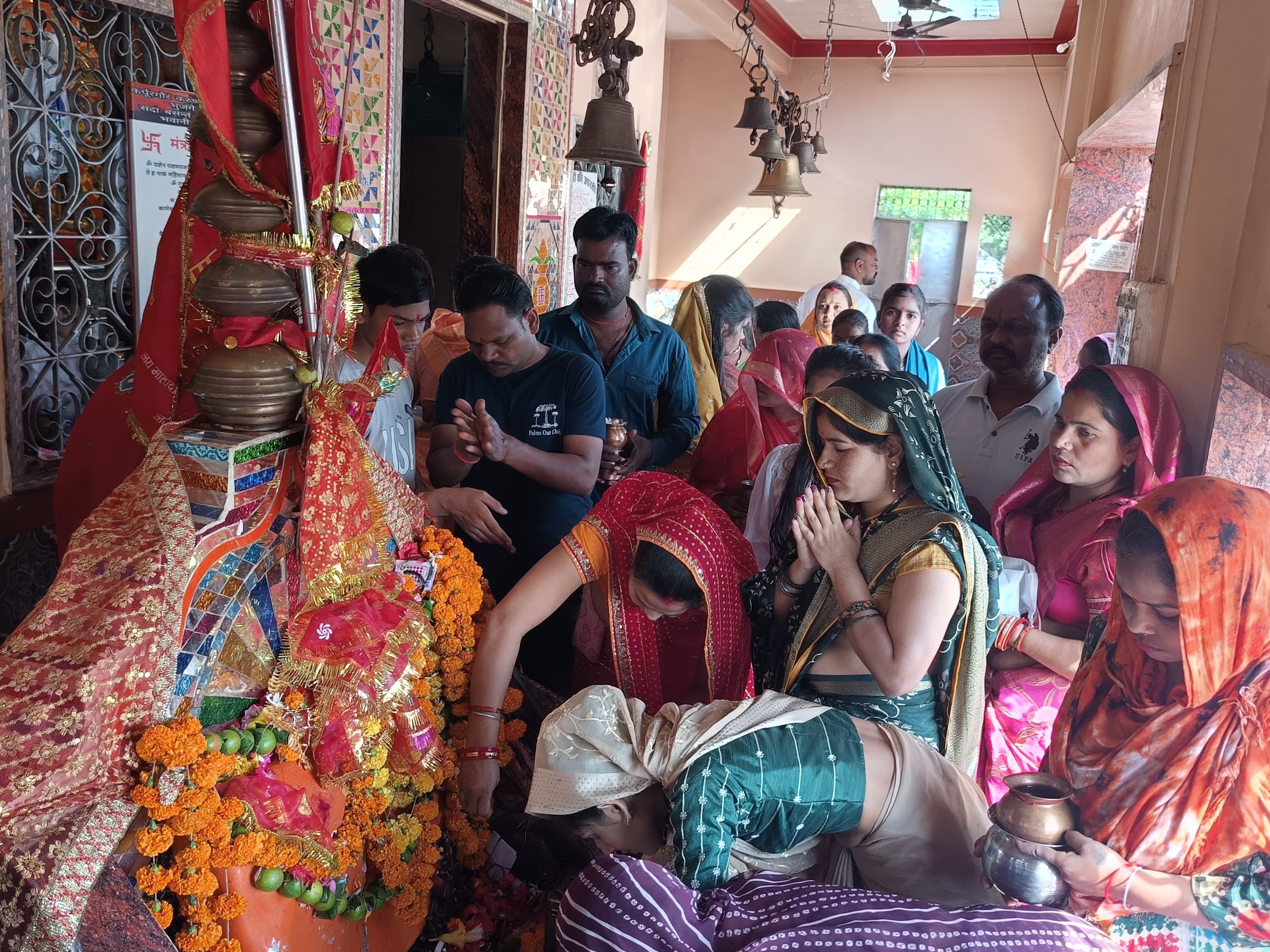 महिलाएं सुबह से ही माता को जल चढ़ाने पहुंचीं।