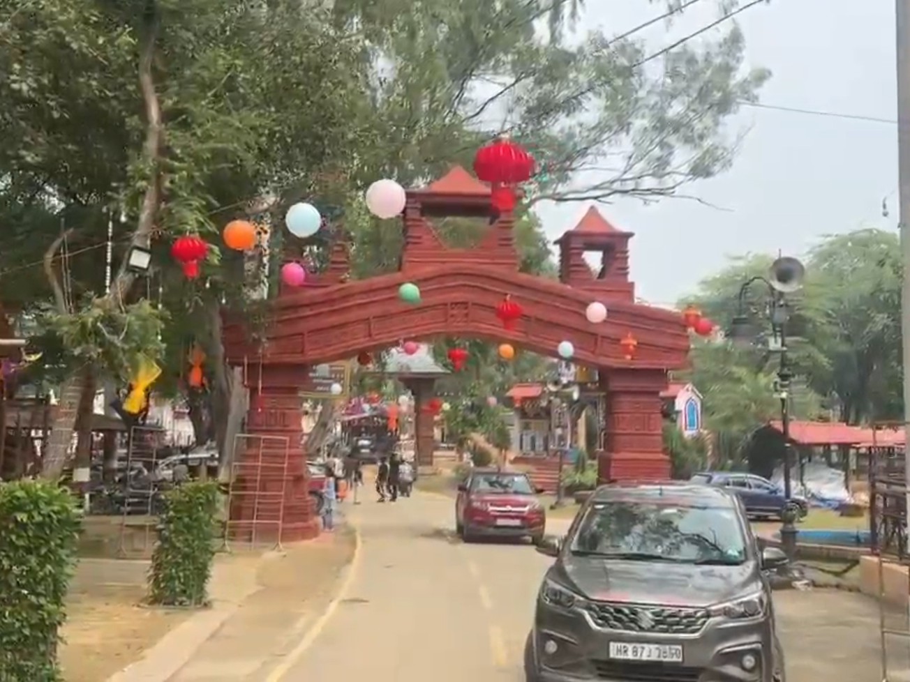 सजाया गया मेले का द्वार
