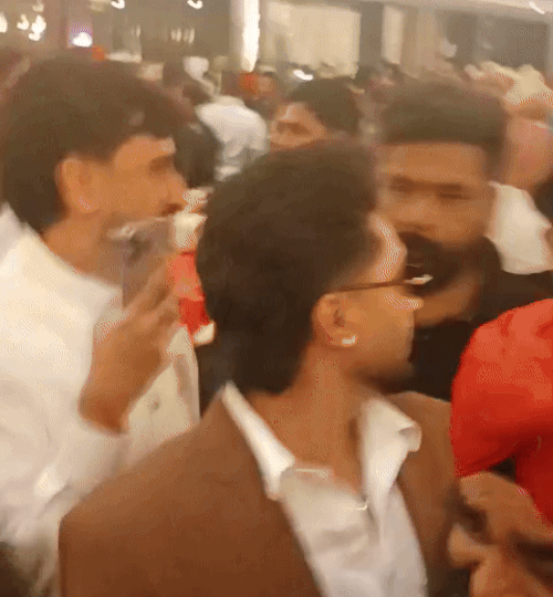 Punjabi singer Jassi Gill also reached the program. During this time people were seen taking selfies with him.