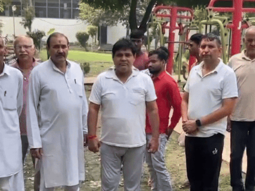 सोनीपत के श्रीराम पार्क में नारे लिखे जाने के बाद पहुंचे लोग।