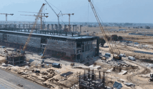 UP के जेवर में नोएडा इंटरनेशनल एयरपोर्ट बन रहा है।