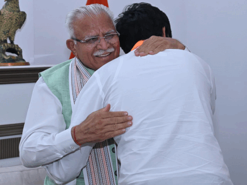 DUSU अध्यक्ष आर्यन मान को गले लगाकर जीत की बधाई देते केंद्रीय मंत्री मनोहर लाल खट्टर।
