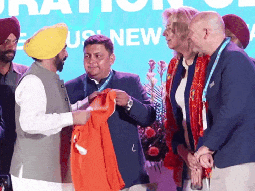 सीएम को दी गई जर्सी को लेकर कंपनी प्रबंधकों से बाते करते हुए।