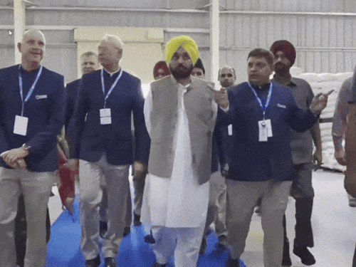 सीएम फीड कंपनी का जायजा लेते हुए।