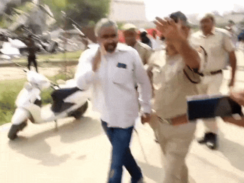 गुरुग्राम में कांग्रेस नेता राजेश यादव का कॉलर पकड़ कर ले जाता पुलिस अधिकारी। - Dainik Bhaskar