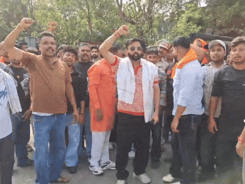 सिंगर बागी का विरोध करते हिंदू संगठनों के कार्यकर्ता।