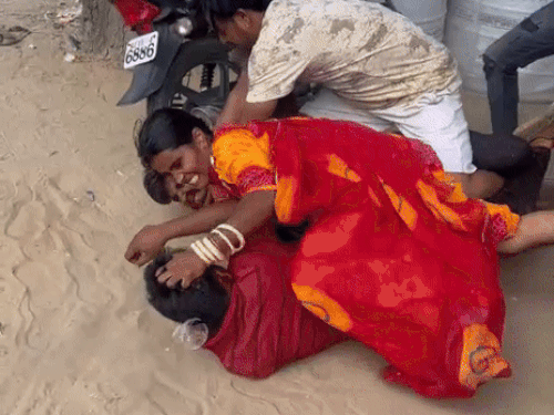 इस मारपीट में मां-बेटे दोनों बुरी तरह से घायल हो गए थे।
