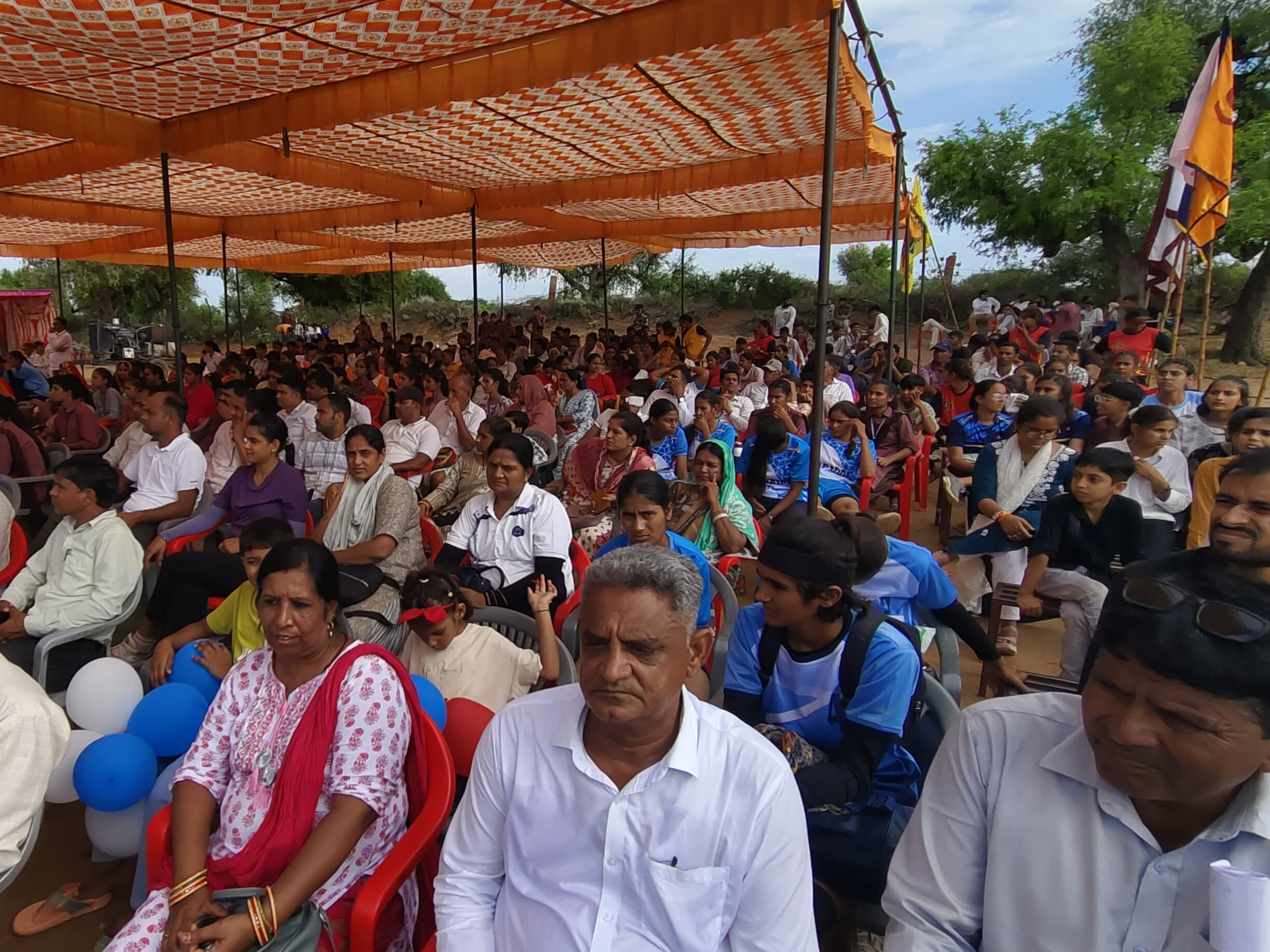प्रतियोगिता देखने के लिए उमड़े लोग।