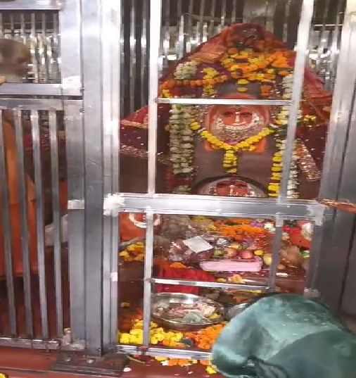 चामुंडा देवी में पहुंचे भक्त