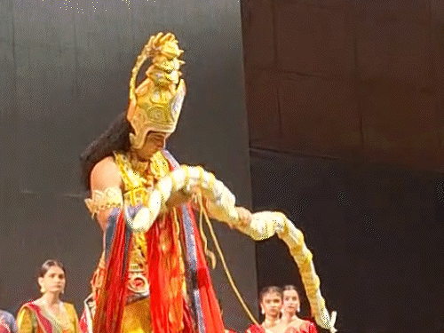 गुरु वशिष्ठ से आज्ञा लेकर भगवान राम ने शिव धनुष को तोड़ा।