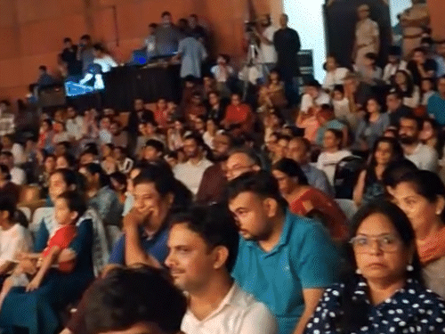 जवाहर कला केंद्र जयपुर में दशहरा नाट्य उत्सव में बड़ी संख्या में पहुंचे लोग।