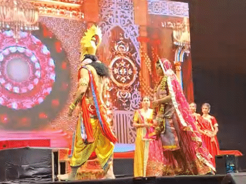 विवाह के बाद माता सीता ने अपने माता और पिता से आशीर्वाद लिया।