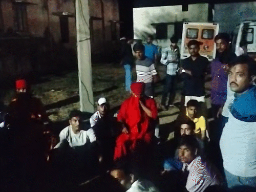 घटना को लेकर बड़ी संख्या में गोसेवक और कई संत थाने पहुंचे और आरोपियों को गिरफ्तार करने की मांग की।