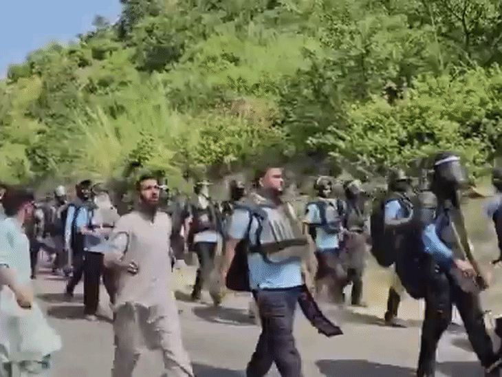 प्रदर्शनकारी PoK की राजधानी मुजफ्फराबाद की तरफ मार्च करते हुए।