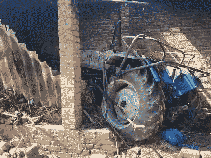 विजय ने घर के बाहर खड़े ट्रैक्टर को भी आग लगा दी।