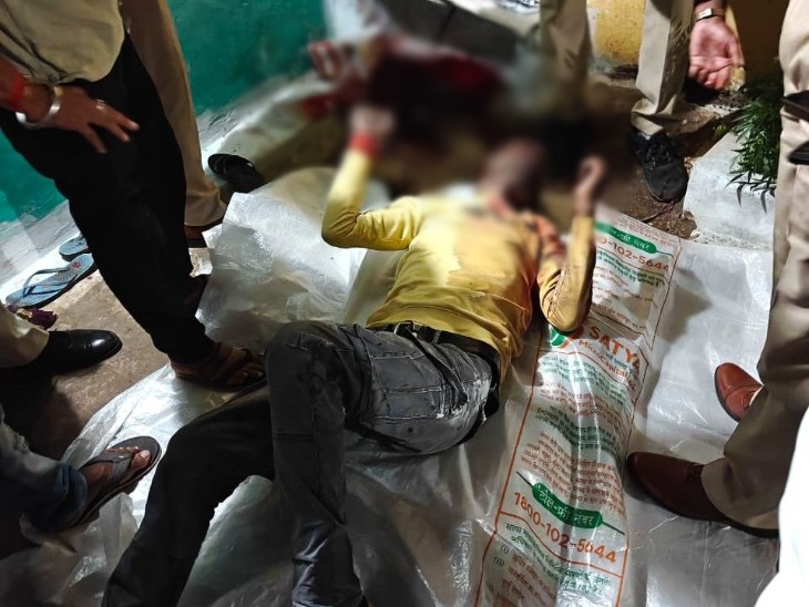 कमरे में युवक की लाश पड़ी हुई, जांच करती हुई पुलिस। - Dainik Bhaskar
