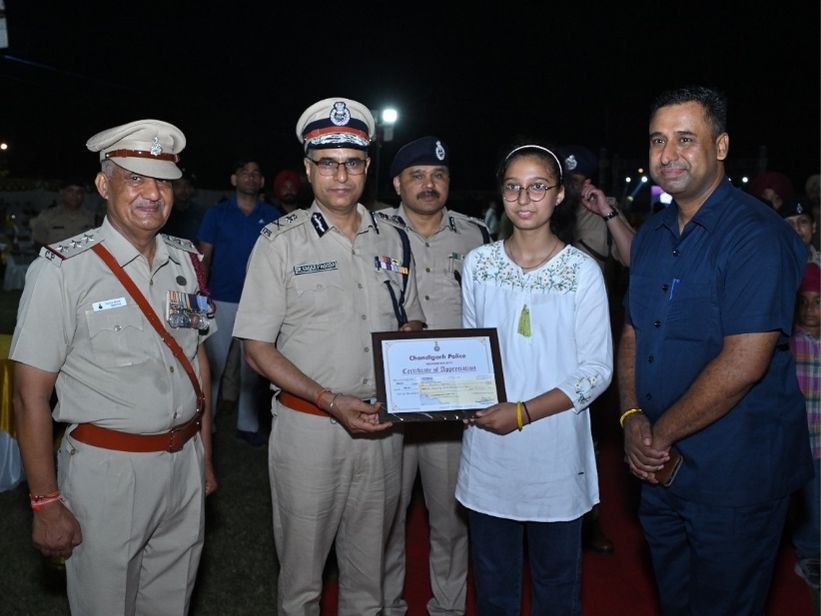 डीजीपी बच्चो को इनाम देते हुए।