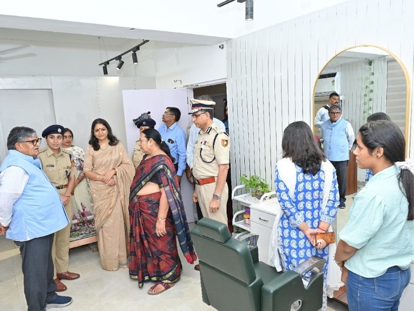 प्रशासक समेत एसएसपी प अन्य अधिकारी।