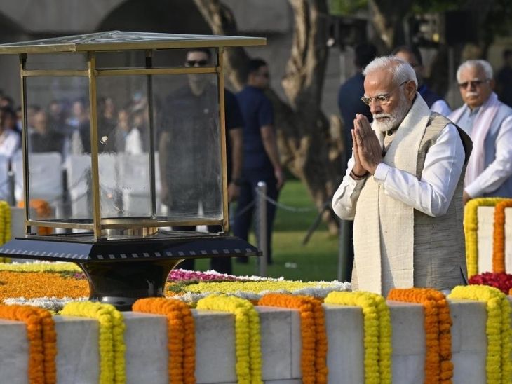 The picture is from 2024. PM Modi reached Rajghat and laid a wreath on the birth anniversary of Mahatma Gandhi.