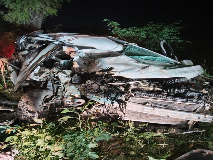 दुर्घटना में क्षतिग्रस्त कार