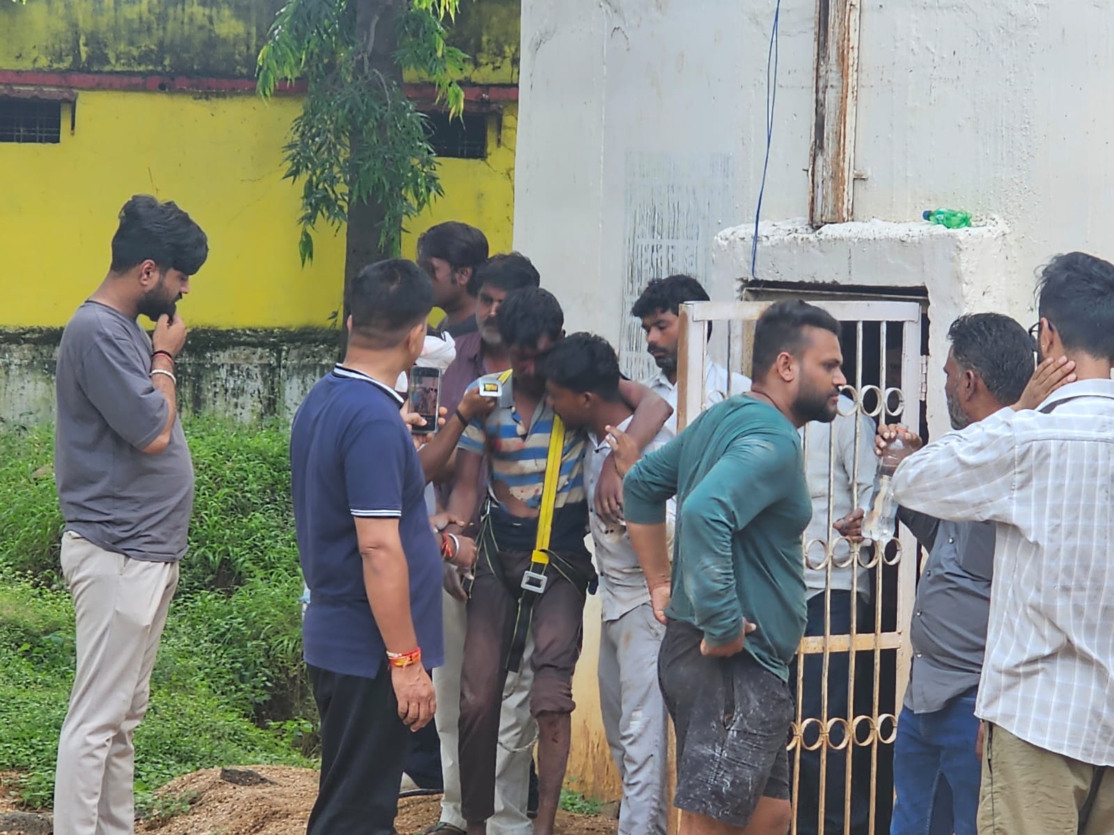 एक मजदूर को रस्सी की सहायता से नीचे उतारा गया