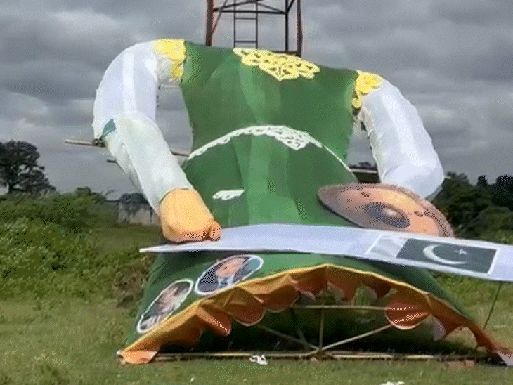 Ravana has been put on a picture of the Prime Minister of Pakistan and the Chief of Army Staff.