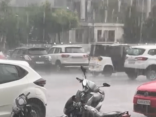 जयपुर में हुई करीब दो घंटे तक शहर के लगभग सभी एरिया में तेज बरसात हुई। इस कारण लोगों को गर्मी से राहत मिली।