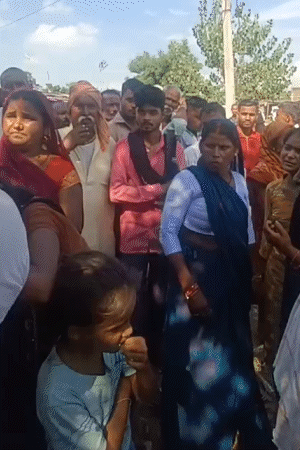 घटना की जानकारी लगते ही मौके पर भारी भीड़ जमा हो गई। मृतकों के घरवाले रोते-बिलखते रहे।