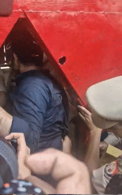 झांसी जेल के अंदर जाता माफिया अतीक का बेटा अली।