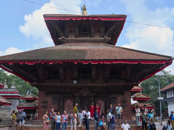 देवी को मंदिर ले जाते वक्त लोगों ने रास्ते में खड़े होकर उनका अभिवादन किया।