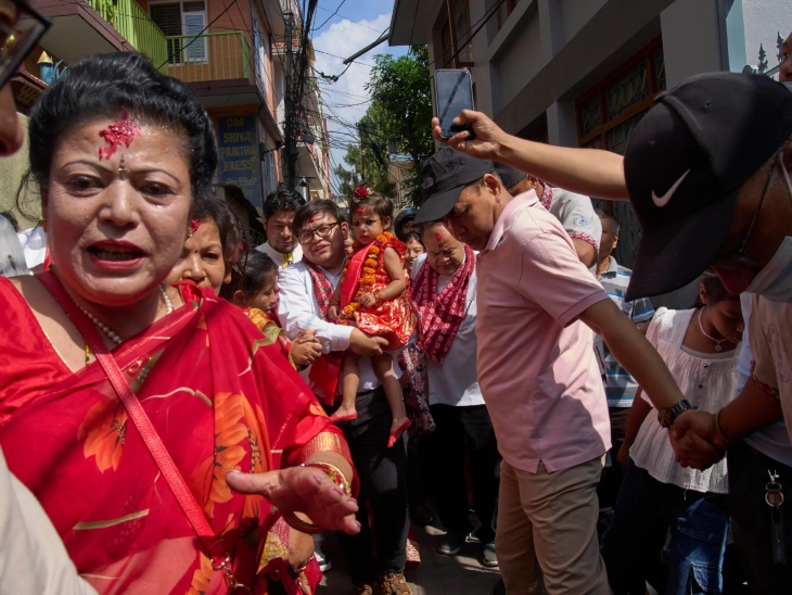 देवी को धूमधाम से उनके घर से मंदिर तक लाया गया।
