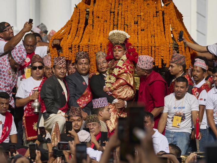 पुरानी देवी तृष्णा शाक्य को पालकी में बैठाकर मंदिर से घर लाया गया। तस्वीर पिछले महीने की है।