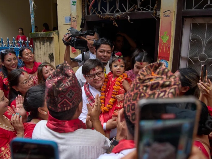 आर्यतारा देवी चुने जाने के बाद अपने पिता की गोद में बैठकर लोगों के सामने आईं।
