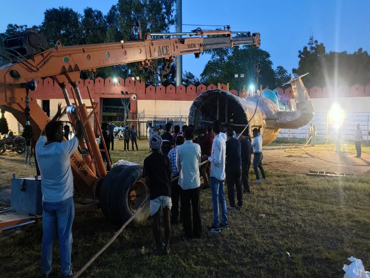 बुधवार शाम 6.30 बजे के शुभ मुहूर्त में रावण, मेघनाथ और कुंभकर्ण के विशाल पुतले क्रेन की मदद से खड़े किए गए। जैसे ही पुतले अपनी पूरी ऊँचाई पर खड़े किए गए।