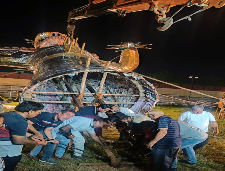 जैसे ही पुतले अपनी पूरी ऊँचाई पर खड़े किए गए। पूरा मैदान जय श्रीराम के नारों से गूंज उठा।