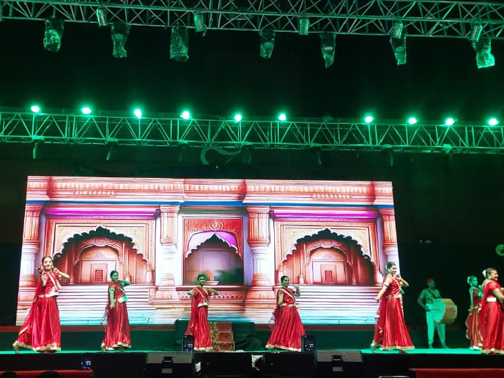 स्टेज पर कलाकारों ने डांस प्रफोर्म किया।