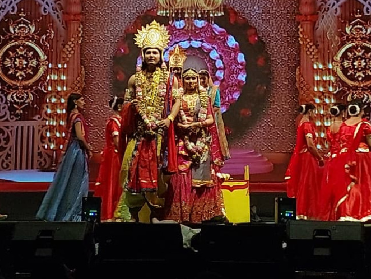 राम सीता के स्वयंवर का दृश्य दिखाया गया।