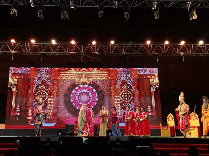 मानस रामलीला के मंचन के दौरान स्टेज रंग बिरंगी रोशनी से जगमगा उठा।