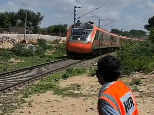 दिल्ली जाने वाली वंदे भारत ट्रेन केसरिया कलर की है।