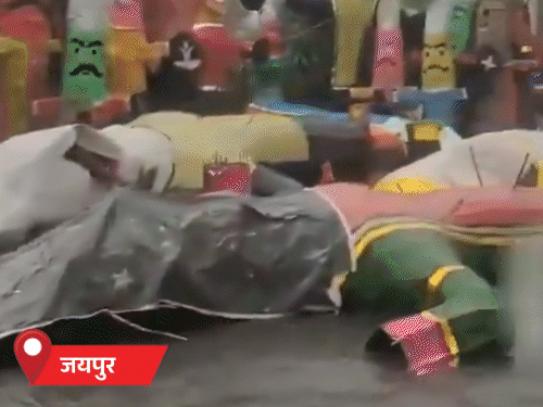 मंगलवार को जयपुर और सीकर में बारिश से सड़कों पर 2 से 3 फीट पानी भर गया।