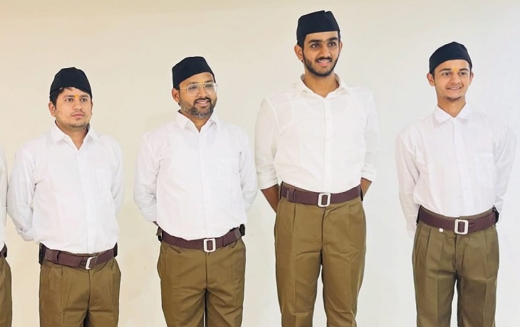 राष्ट्रीय स्वयंसेवक संघ की पारंपरिक ड्रेस गणवेश में आर्यन मान व उनके साथी।