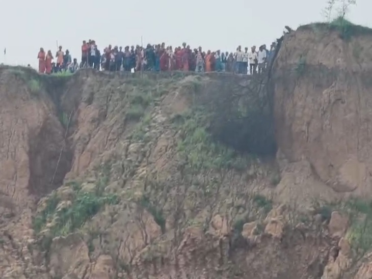 खदान का विरोध कर रहे ग्रामीण