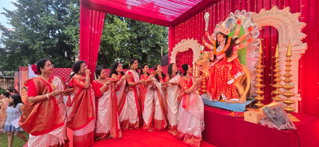 कार्यक्रम की शुरुआत 'सिंदूर खेला' की परंपरा और इसके महत्व के बारे में विस्तार से बताने के साथ हुई।
