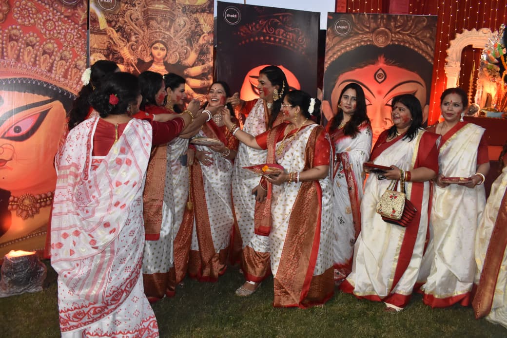 कोलकाता की पवित्र रेत से निर्मित इको-फ्रेंडली मां दुर्गा की प्रतिमा और बंगाल से मंगाई गई विशेष पारंपरिक साड़ियों ने आयोजन को सांस्कृतिक गहराई प्रदान की।