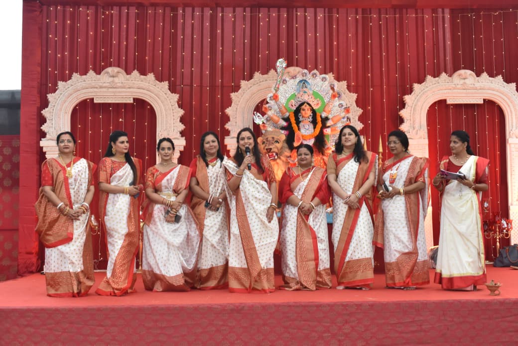 सोनाक्षी वशिष्ठ ने कहा कि इस वर्ष सिंदूर खेला का उत्सव भव्यता के साथ एक ओपन एयर स्पेस में आयोजित किया गया है।